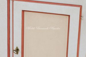 Vetrina angolare in legno massello laccata stile classico
